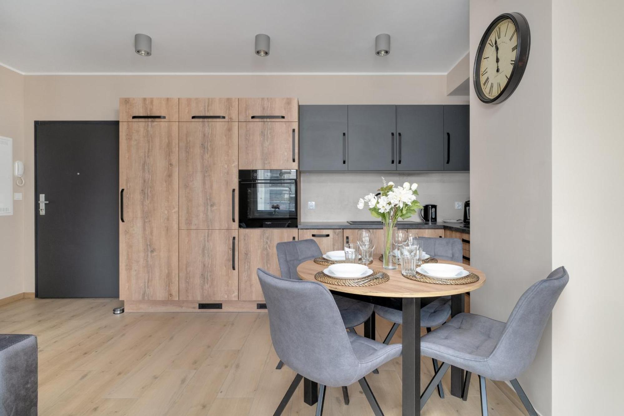 Cosy And Bright Apartment With Parking In Poznan By Noclegi Renters Exterior foto